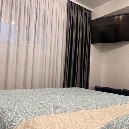 White & Silver Luxury Apartament Крайова Экстерьер фото