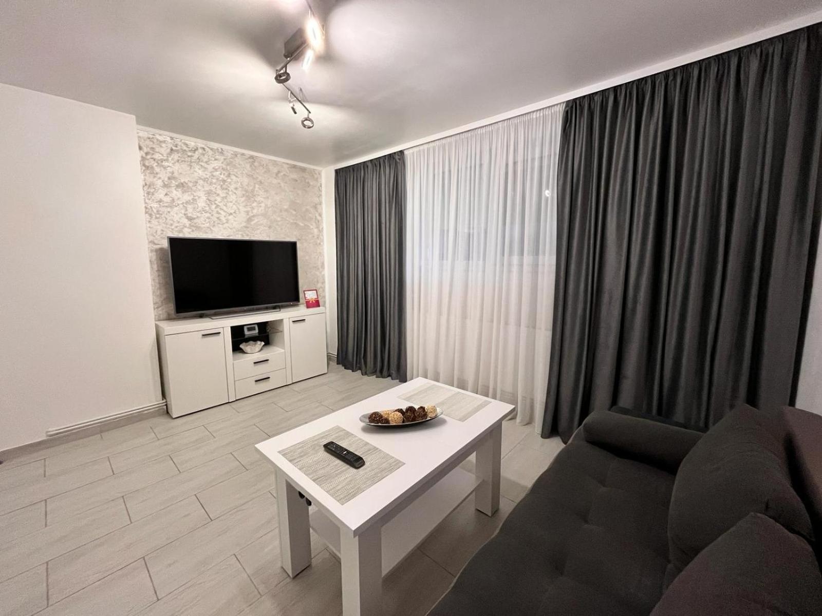White & Silver Luxury Apartament Крайова Экстерьер фото