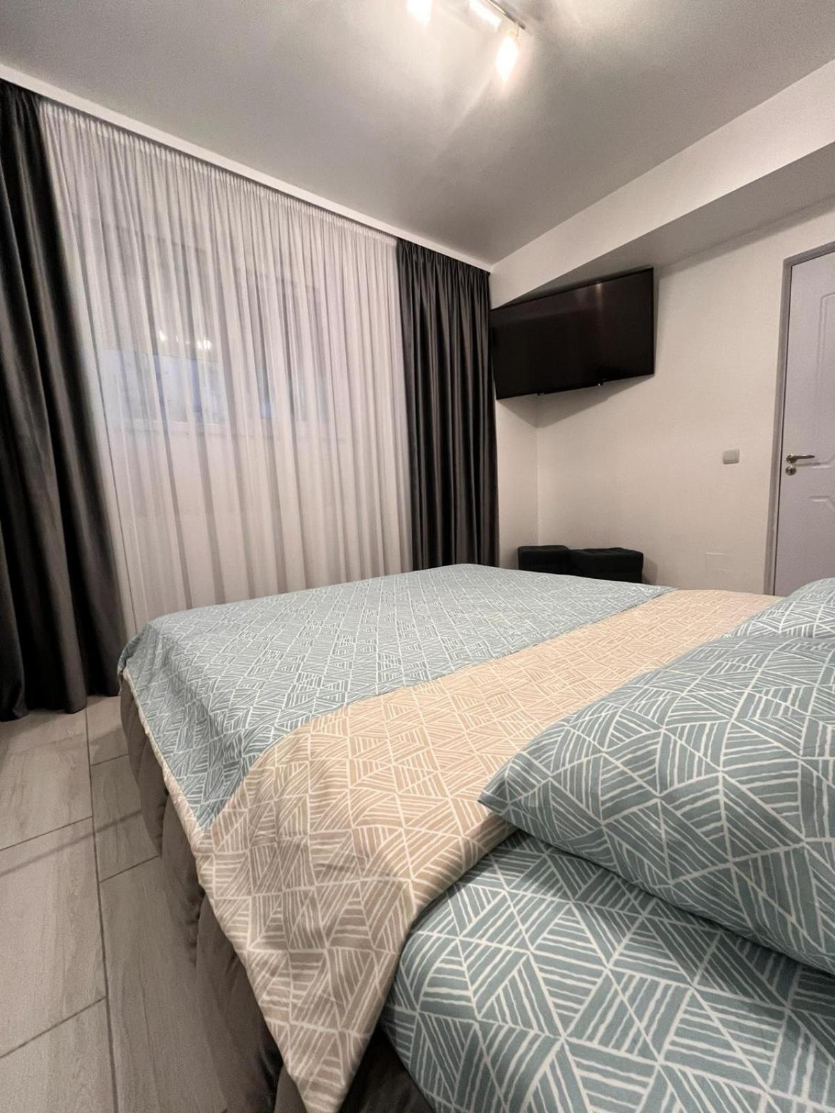 White & Silver Luxury Apartament Крайова Экстерьер фото