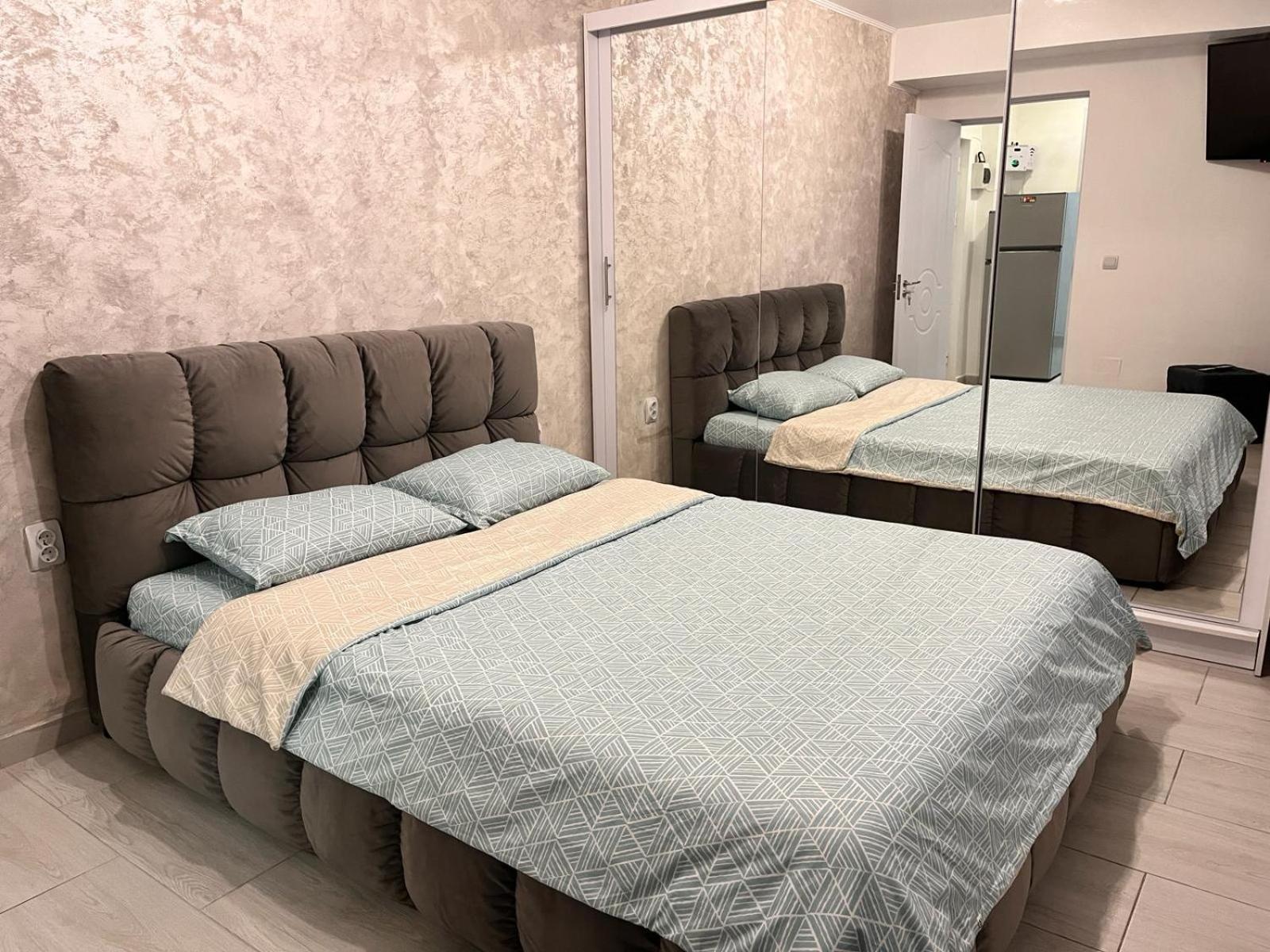 White & Silver Luxury Apartament Крайова Экстерьер фото
